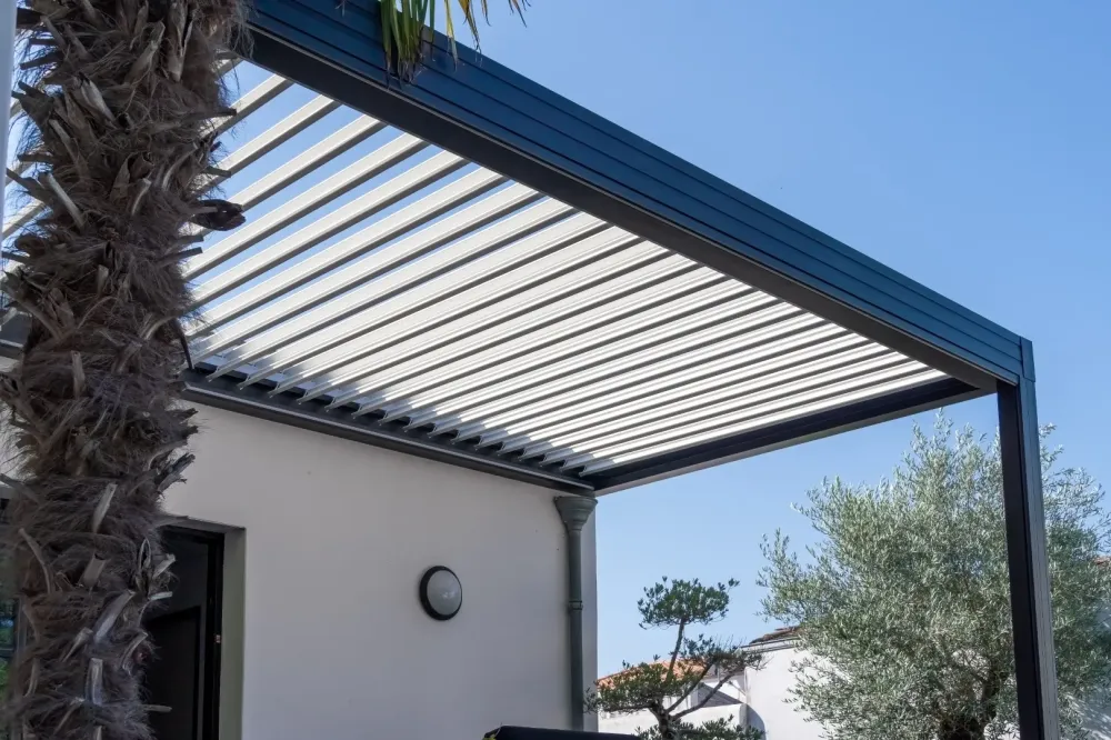 pergola bioclimatique aluminium à Vaulx-en-Velin