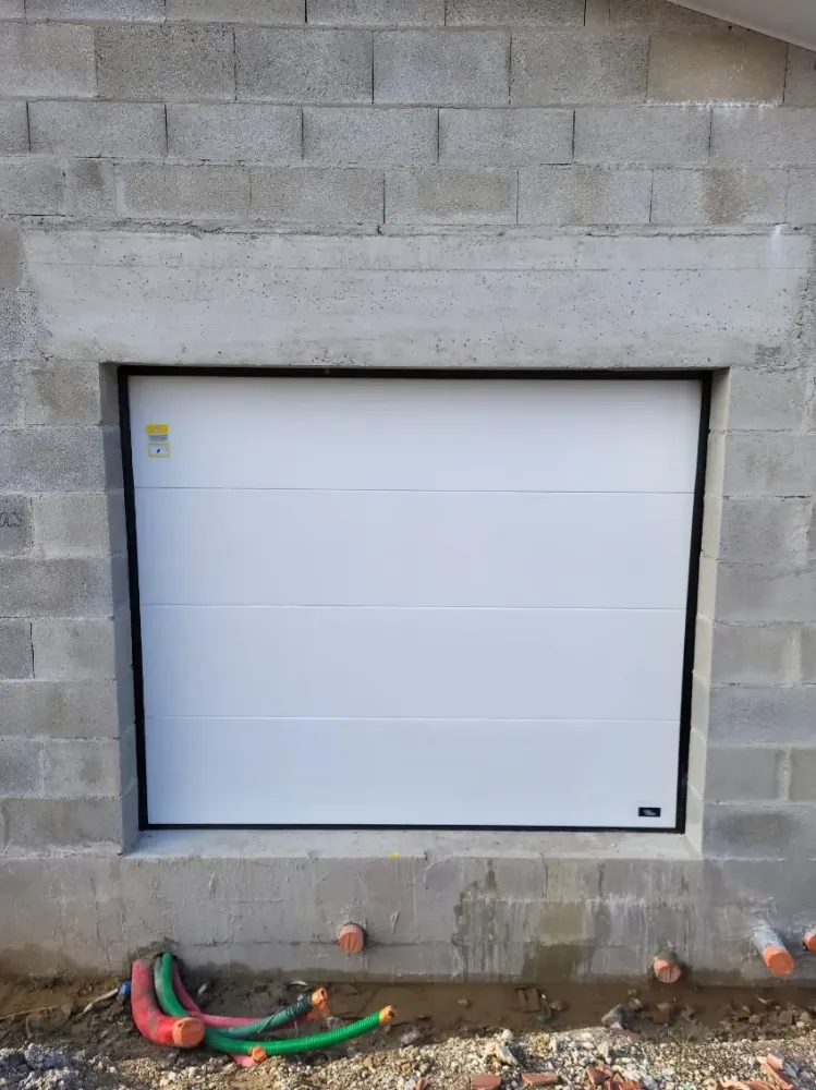 porte de garage sectionnelle motorisée à Vaulx-en-Velin